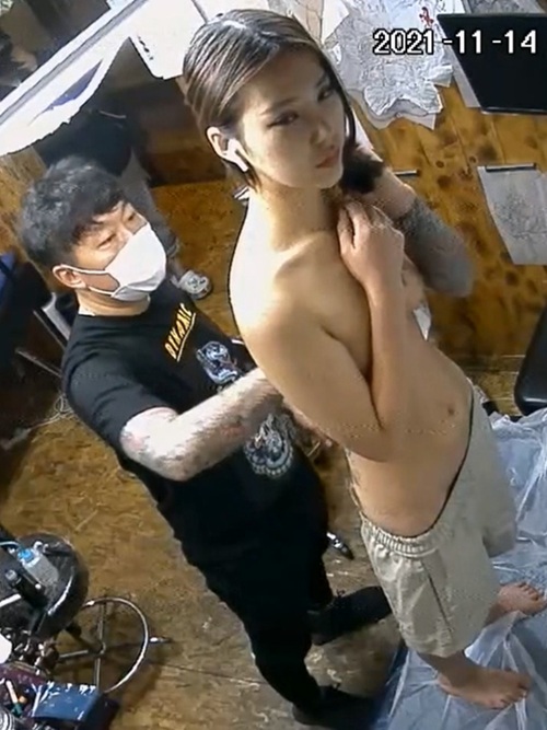 Salon de tatouage et salon de beauté. Le tatoueur a tatoué la plus belle femme nue, et sa prostate est restée congestionnée pendant deux heures. [Caméra IP coréenne piratée] [Vidéo exclusive]