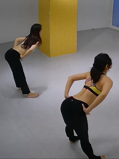 Professoras de dança mais velhas ensinam alunas mais jovens que cada passo de dança é uma posição sexual quente. Encontre uma dançarina para namorar e vocês farão sexo com ela 21 vezes por semana. [Câmera IP coreana hackeada] [Vídeo exclusivo]