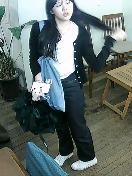 잘생긴 커플이 커피숍에서 음란한 짓을 저질렀습니다. 남자는 여자친구의 가슴과 성기를, 여자는 남자친구의 성기를 만졌습니다. 가게 안의 다른 손님들은 몰래 그들을 지켜볼 수밖에 없었습니다. [해킹된 한국 IP 카메라] [단독 영상]
