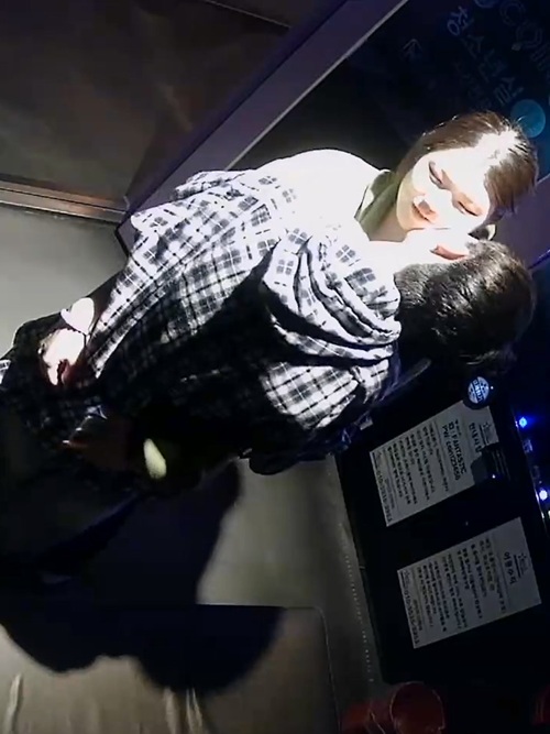 ¡Lo último de mayo! El chico del chupete le chupó los pechos a su novia mientras le tocaba el coño. Ella se tragó su semen, ¿no teme que otros huelan su semen en su boca? [Cámara IP de karaoke coreana hackeada] [Video exclusivo]