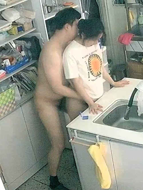 Ein unscheinbares Mädchen verführt zwei männliche Kollegen. Sie genießt es, auf den Tisch gedrückt und von hinten gefickt zu werden. Sie ist eine Frau, die im Hier und Jetzt lebt. [Gehackte koreanische IP-Kamera] [Exklusives Video]